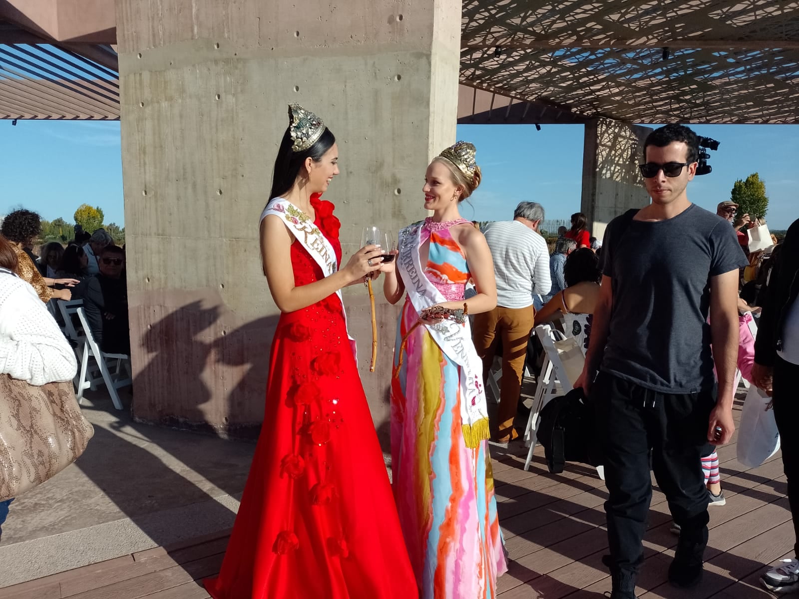 Natasha Sánchez, reina nacional de la vendimia, junto a Giuliana Pilot, virreina, festejando el día del Mabec.