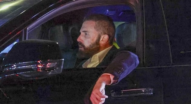 Ben Affleck saliendo de su mansión en llamas.