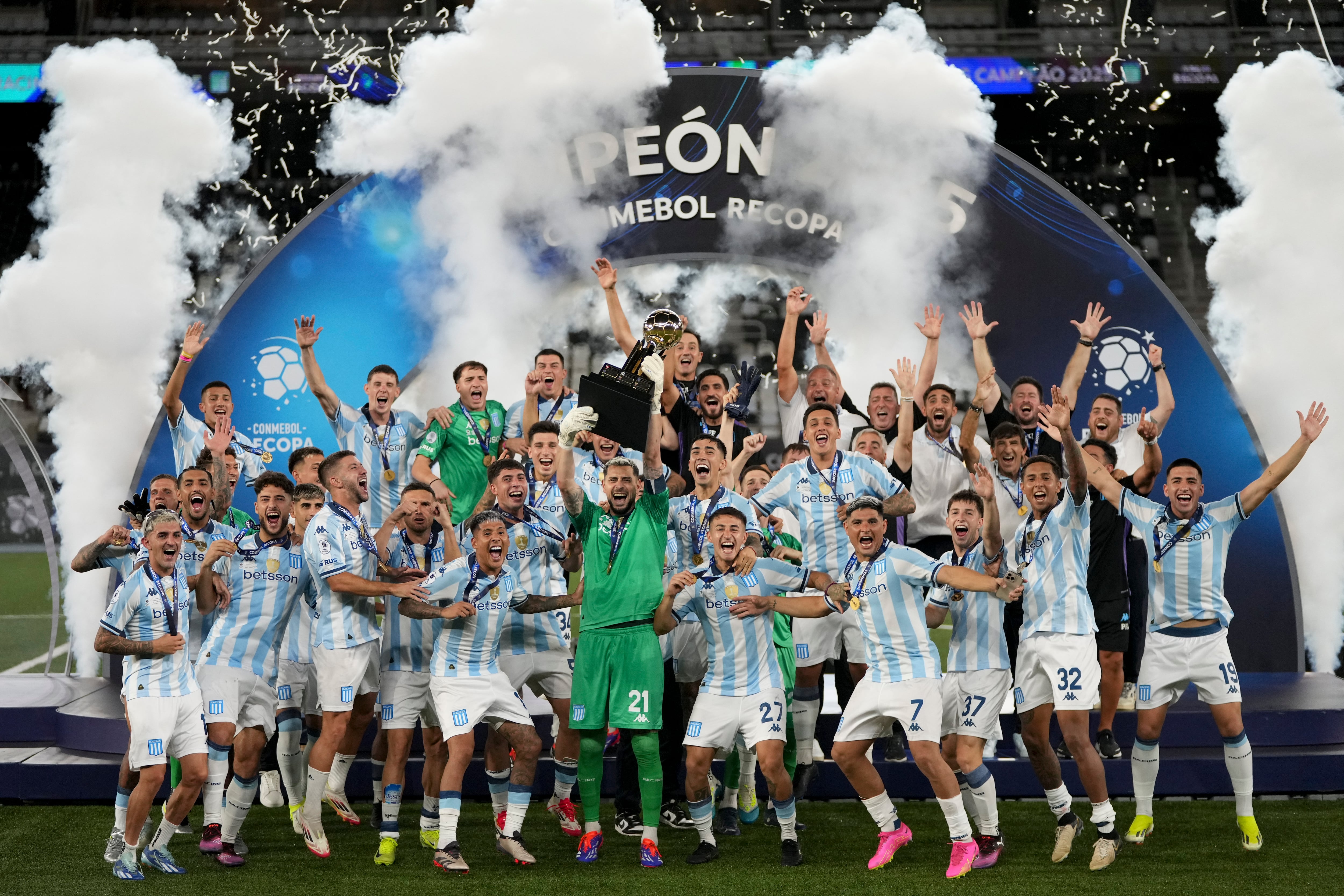 Los jugadores de Racing Club de Argentina festejan luego de conquistar la Recopa Sudamericana con un triunfo sobre Botafogo en Río de Janeiro, el jueves 27 de febrero de 2025 (AP Foto/Silvia Izquierdo)