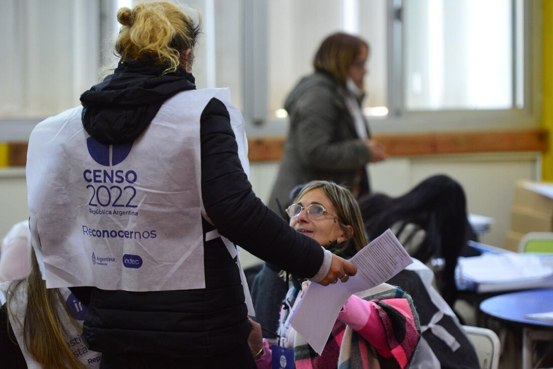 Censistas terminan de relevar los datos en la escuela República del Líbano, al finalizar la jornada del Censo 2022.  (Nicolás Bravo / La Voz)