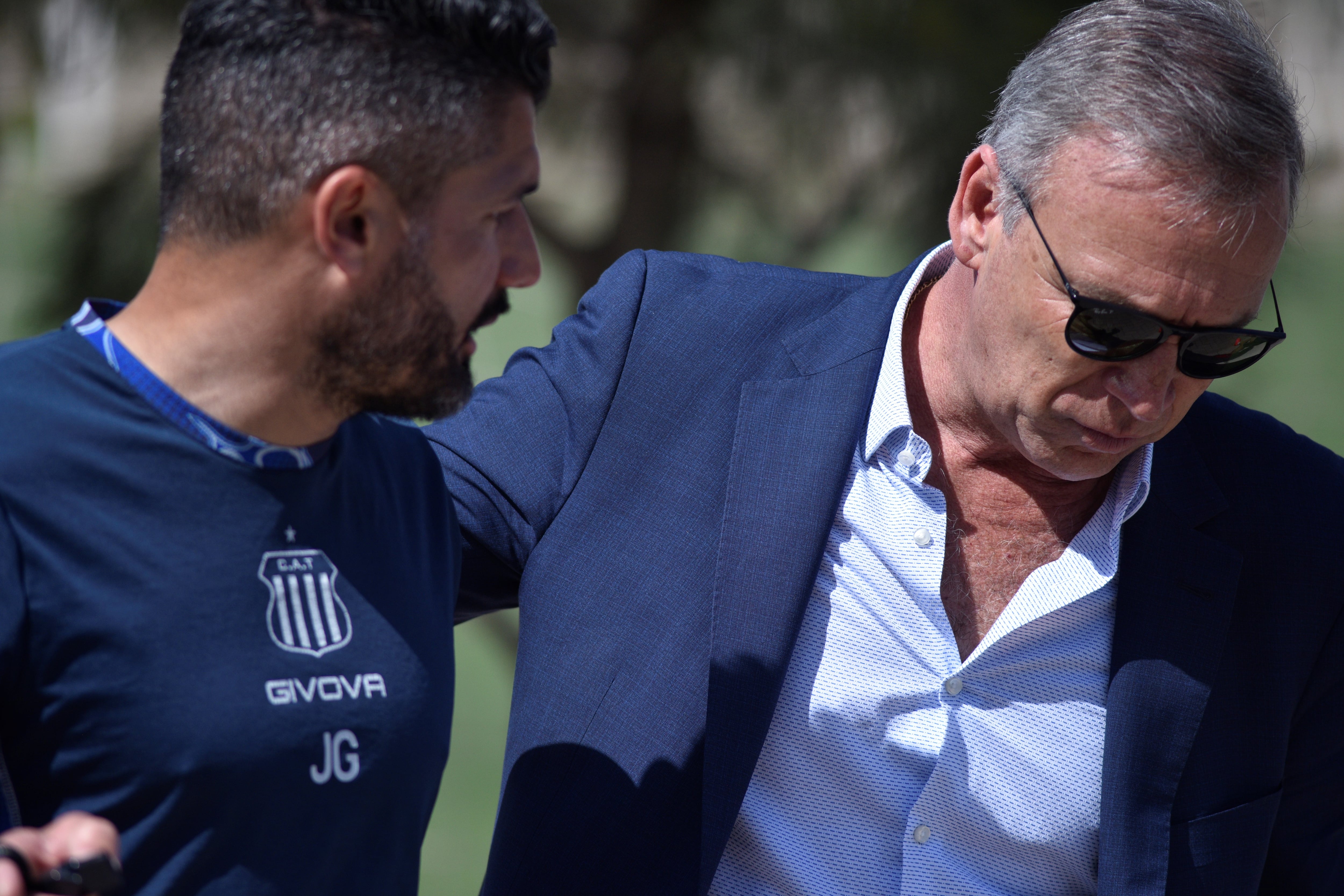 El DT de Talleres, Javier Gandolfi, con el presidente Andrés Fassi. (Foto: Ramiro Pereyra)