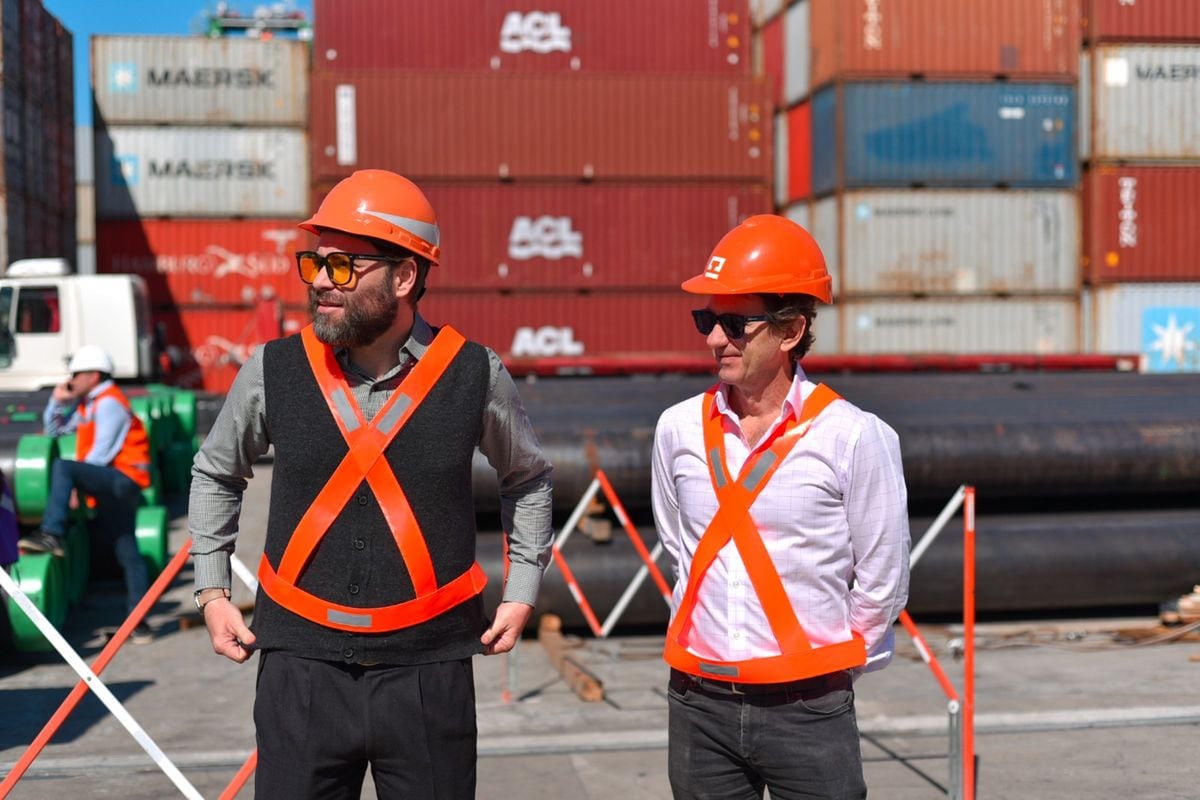 Emiliano Rodríguez, coordinador de la Unidad de Trenes Jujuy, y  presidente del Ente Autárquico Regulador de Planificación Urbana (EARPU), Pablo Civetta, recibieron las unidades en el puerto de Zárate.