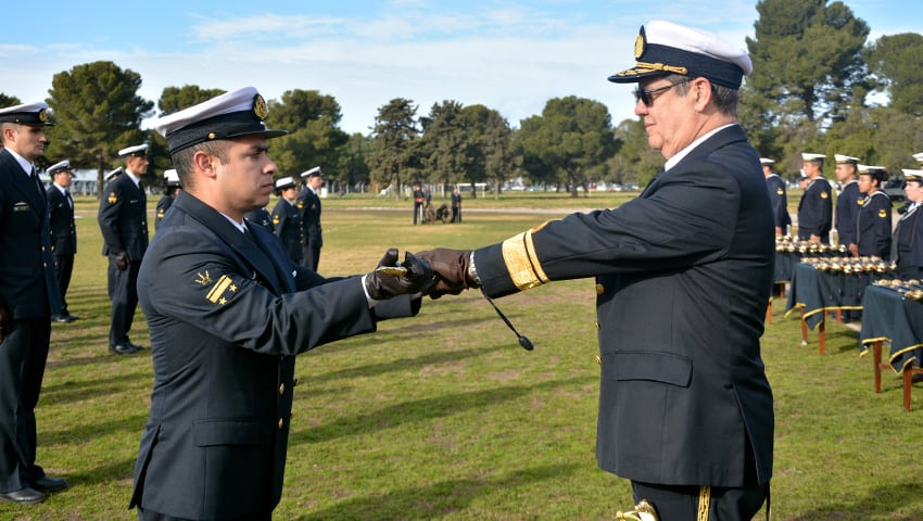 Ceremonia de entrega de espadas y jura a la Bandera