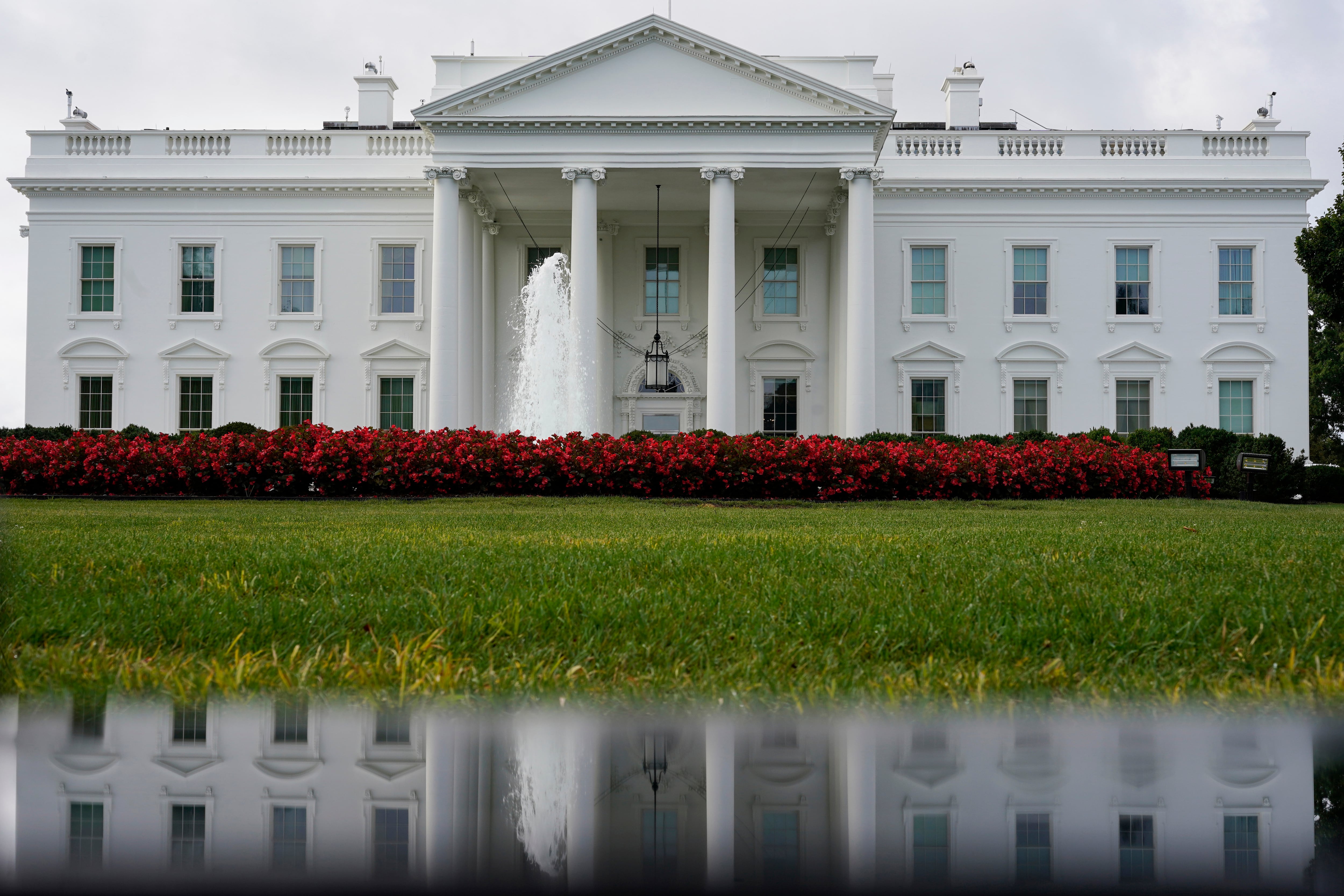 ARCHIVO - Una vista de la Casa Blanca reflejada en un charco, el sábado 3 de septiembre de 2022, en Washington. (AP Foto/Carolyn Kaster, Archivo)