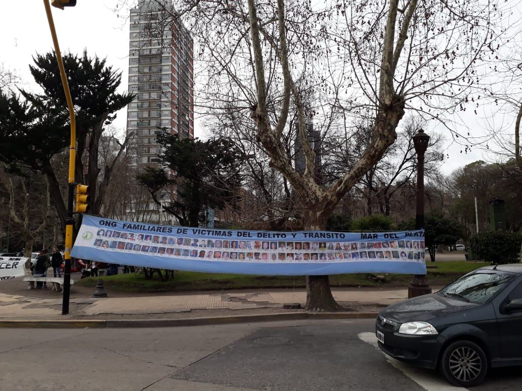 Un grupo de abogados y fiscales protagonizaron un reclamo en apoyo a los jueces que intervinieron en el debate oral por el caso Lucía Pérez. “adoradores de la doctrina Zaffarónica”