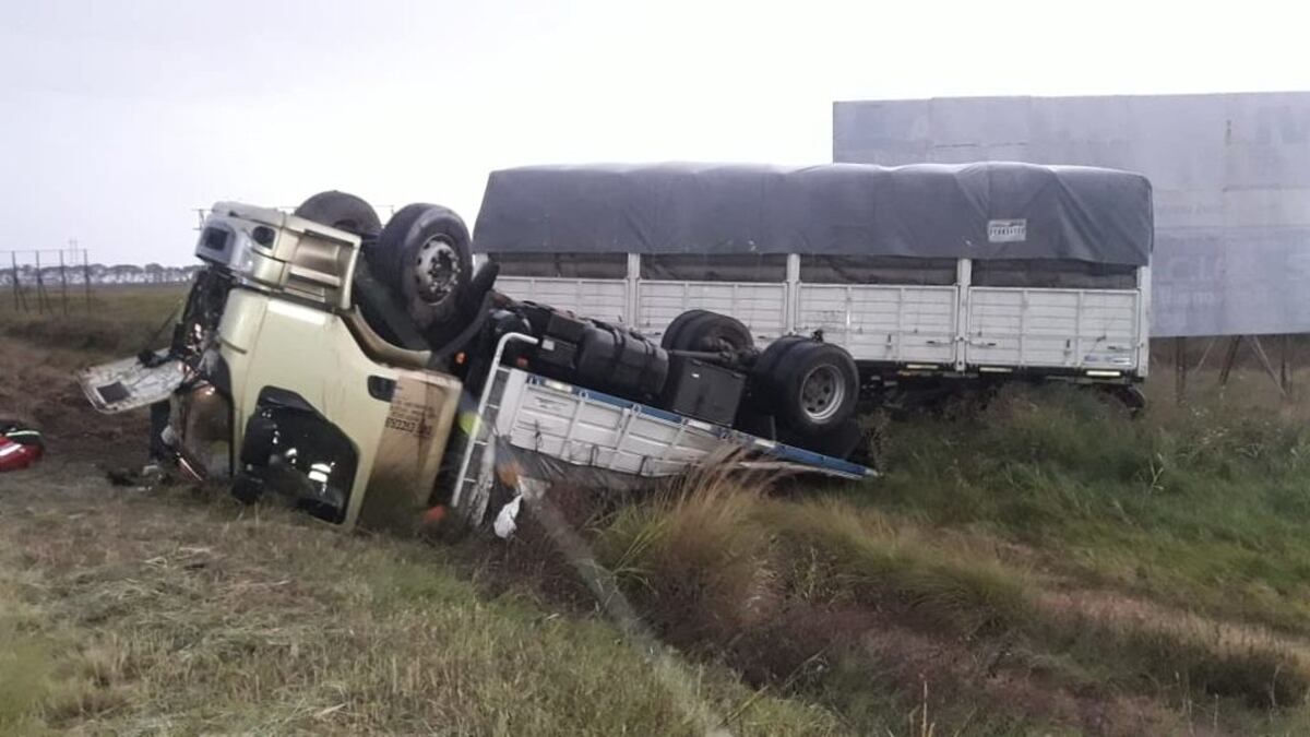 Sur de Córdoba: el viento hizo volcar a un camión y el chofer quedó herido