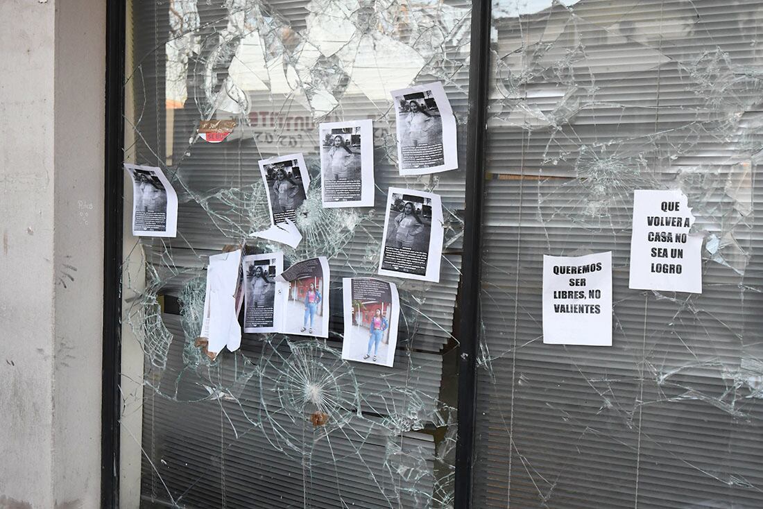 En San Martín, familiares y amigos de Agostina Trigo marcharon por las calles del centro para pedir Justicia.
Agustina fué encontrada sin vida en un galpón abandonado en el distrito Buen Orden de San Martín.
Un grupo de Manifestantes, rompió vidrios en el Ministerio Público Fiscal, ubicado en la esquina de 25 de Mayo y Arjonilla, donde tuvo que actuar la policía.
Foto: José Gutiérrez/ Los Andes