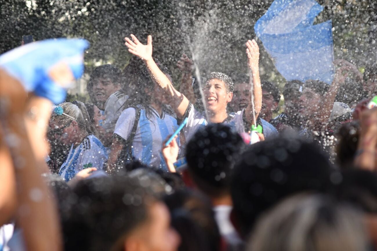 Festejos en el Patio Olmos por el pase de la selección Argentina a la final (Javier Ferreyra / La Voz)