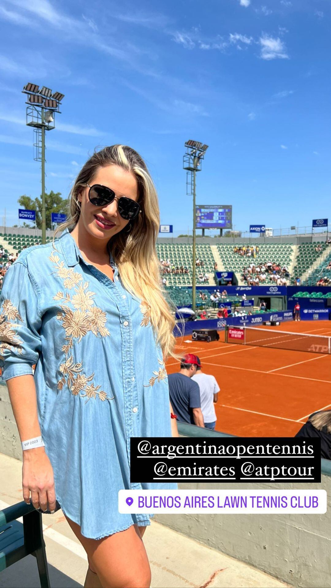 Ale Maglietti con un vestido de jean en el Lawn Tenis