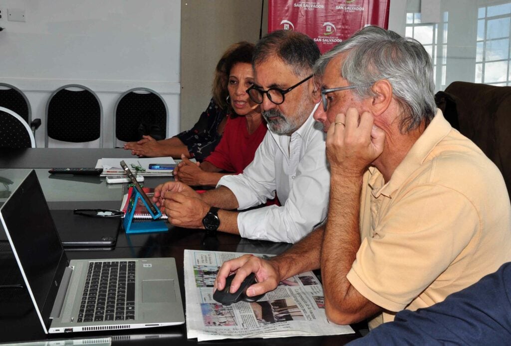 La secretaria de Planificación y Ambiente, Adriana Díaz; el intendente Raúl Jorge y el investigador del CONICET, Marcos Vairá, evaluaron la información recabada por el sistema de monitoreo de la calidad del aire instalado en San Salvador de Jujuy.