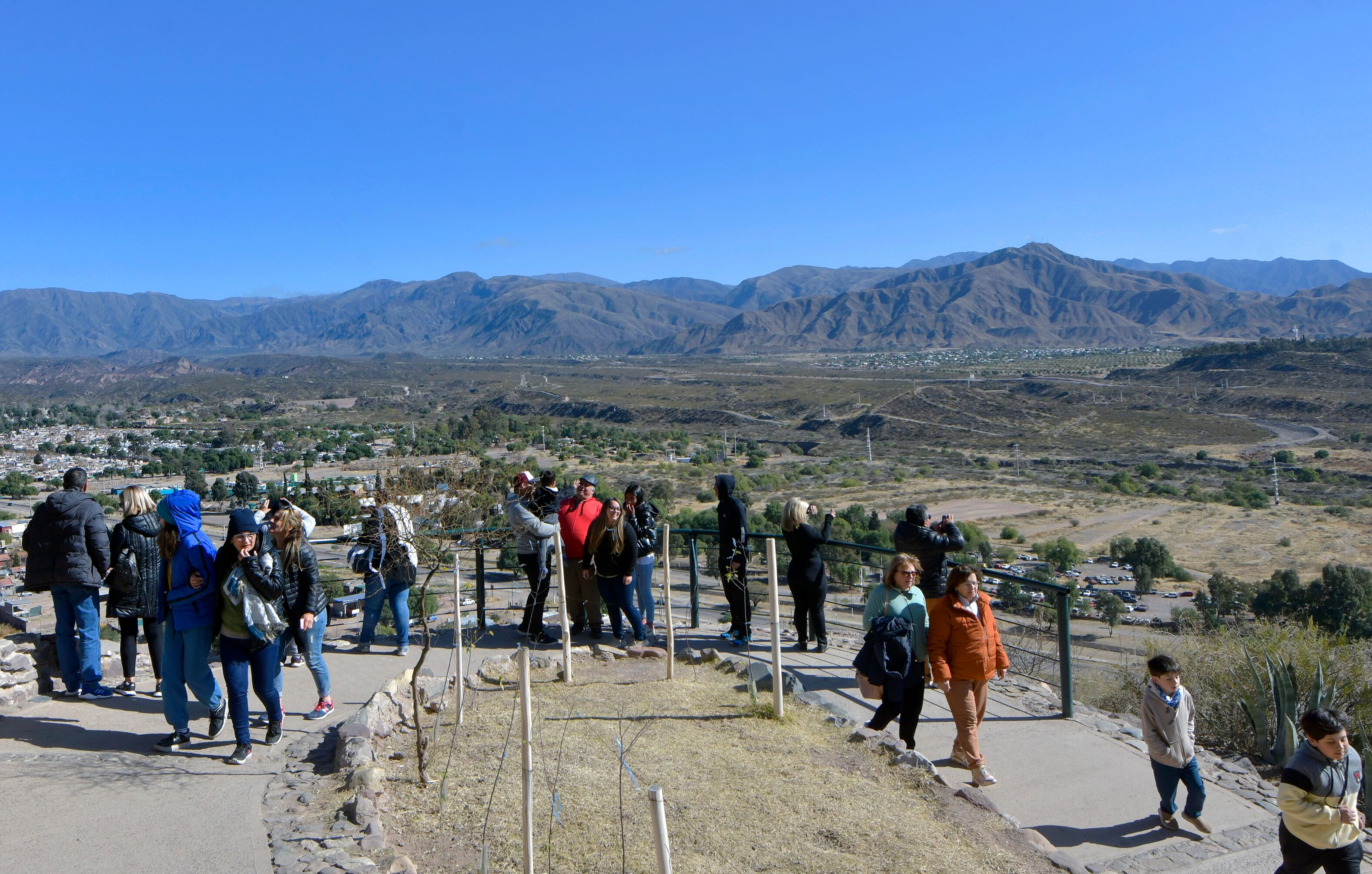 Turismo de Fin de semana largo. También muchos mendocinos disfrutaron del Parque
Miles de turistas vinieron a pasar este final de semana largo (feriado por el aniversario de la muerte del General San Martín) en el Gran Mendoza y el Sur. Este medio día el Cerro de la Gloria lucía con muchos visitantes
También se destaca el Turismo deportivo, el turismo de Congresos y el Turismo Social.

Foto: Orlando Pelichotti