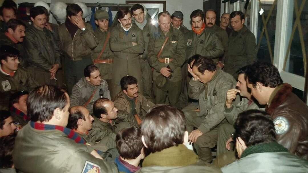 En la sala de pilotos de San Julián, escuchando las experiencias de los pilotos que habían sido derribados durante el combate.