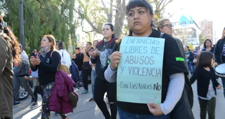 Padres de Neuquén marcharon por sus hijos frente a los abusos en el Jardín 31.