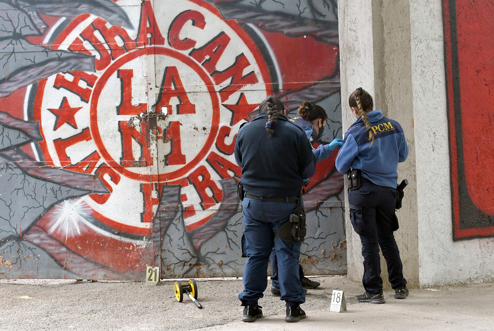 Policía Científica de Mendoza, realizó peritajes en las inmediaciones del Estadio San Martín, de Huracán Las Heras luego de los incidentes en el partido ante Ferro de General Pico, La Pampa.