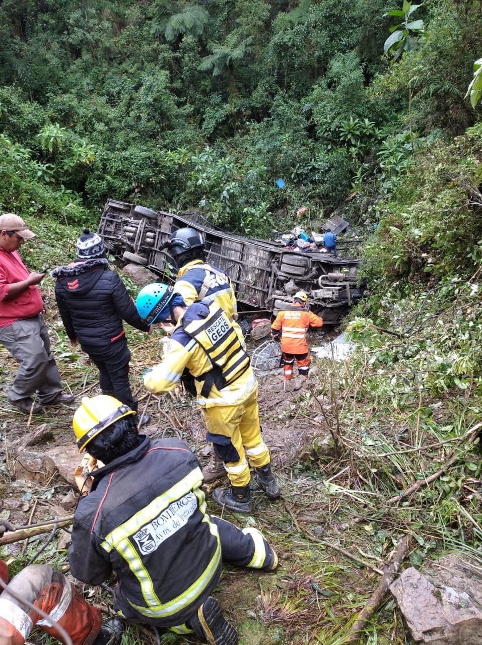 Labores de rescate de un ómnibus accidentado en Cochabamba (Bolivia).