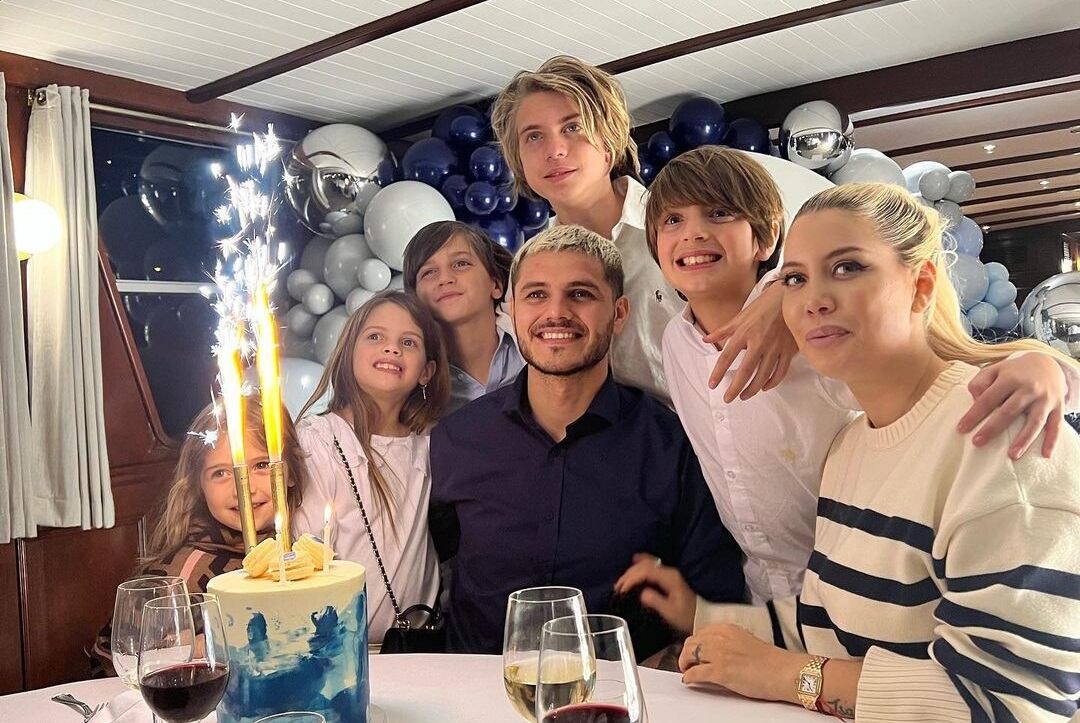 La foto con la torta: Icardi festejó sus 29 junto a Wanda Nara y los hijos de ambos. (Instagram).