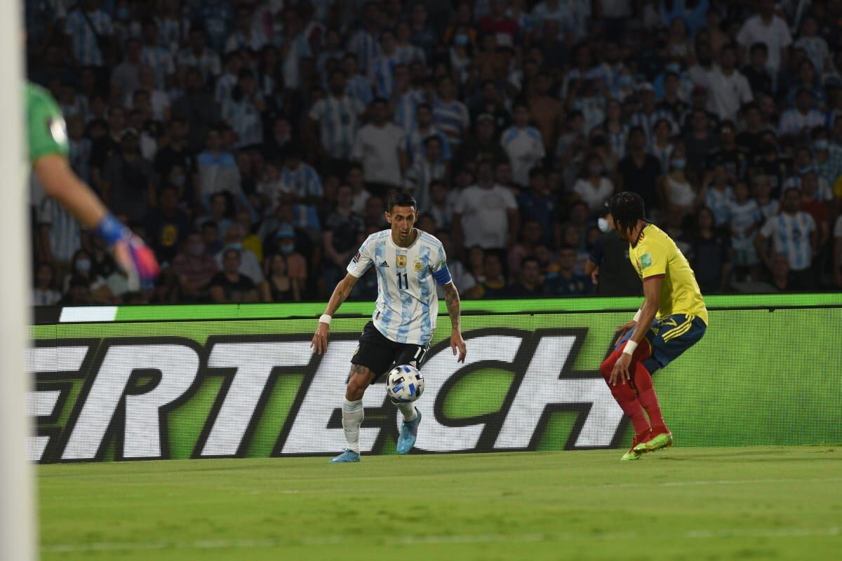 Di María ataca por la derecha en el duelo entre Argentina y Colombia, en Córdoba. (Foto: Facundo Luque)