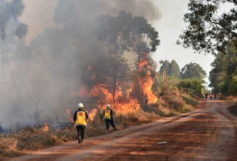 Las autoridades afirman que se mantienen algunos focos de incendio activos en la provincia.