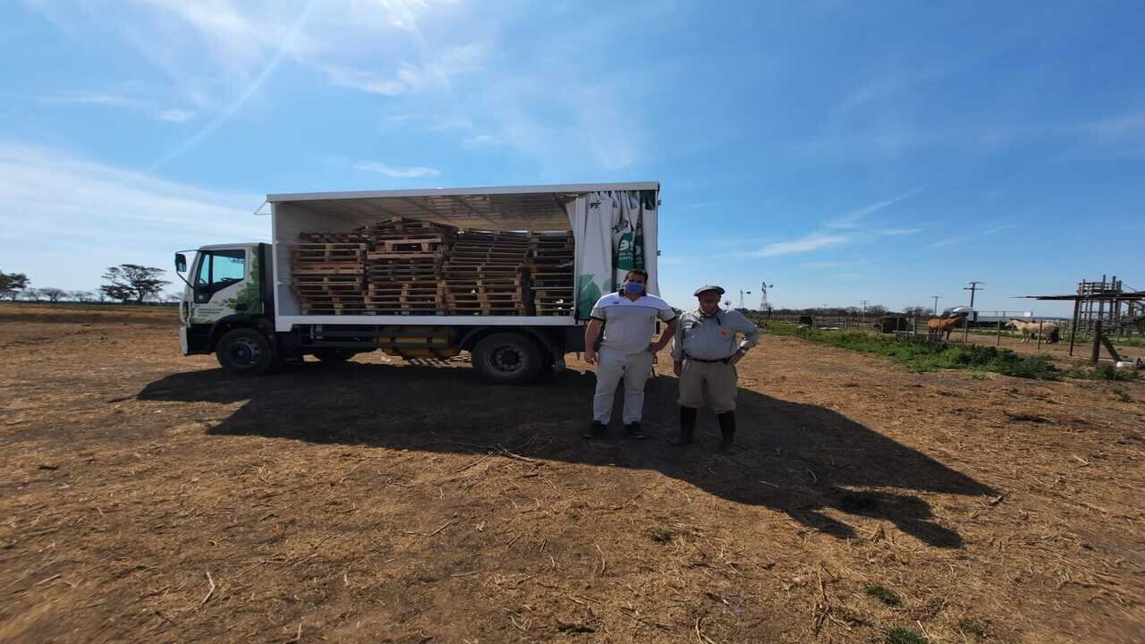 Materiales donados para la realización de infraestructura del Parque Nacional Ansenuza en camiones GNC de IVECO.