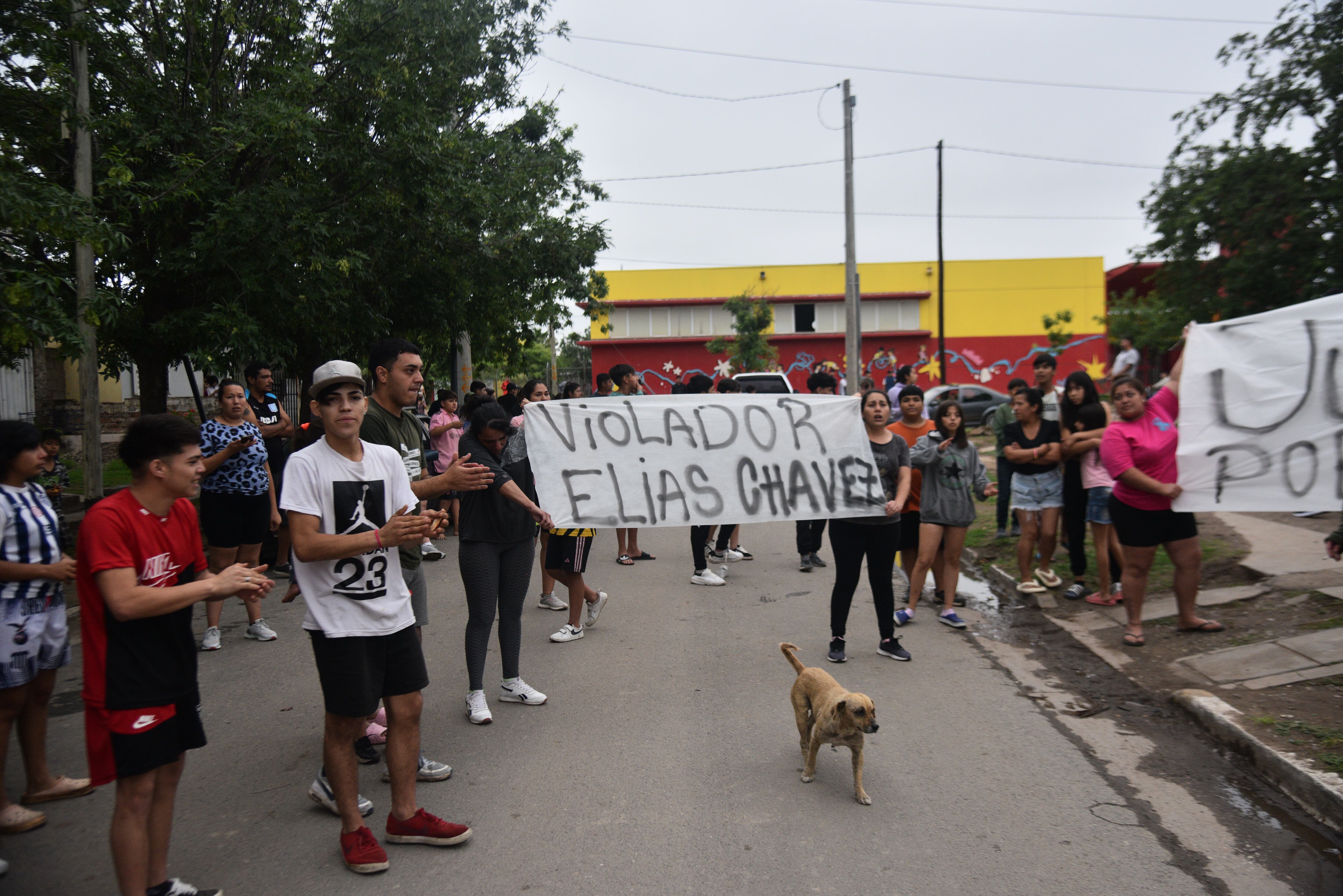 Violencia urbana en Córdoba. Vecinos del barrio Ampliación Ferreyra se enfrentaron con la Policía tras linchar a un vecino. (Pedro Castillo / La Voz)