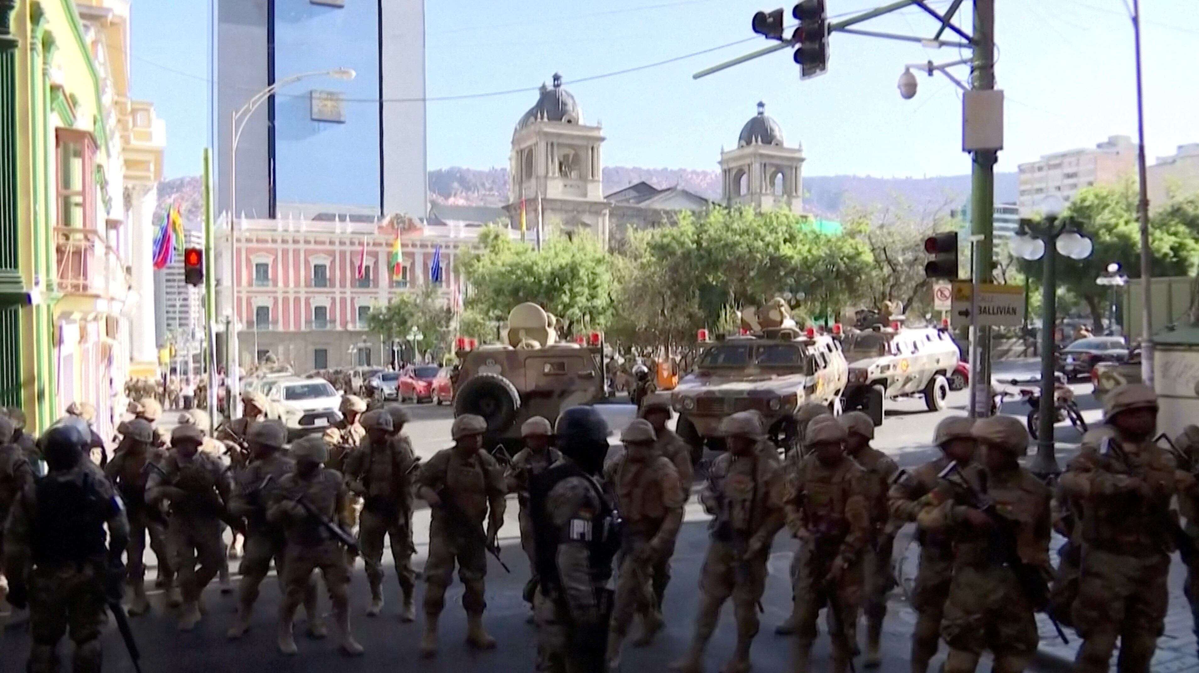 La ciudad de La Paz, capital de Bolivia, se vio sacudida este miércoles por el ingreso de tropas y tanques del Ejército que se apostaron frente a la sede del Gobierno, poniendo en tensión a la población por una nueva crisis política.