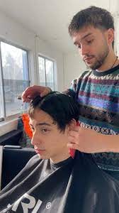 El barbero que realiza espectaculares cambios de looks