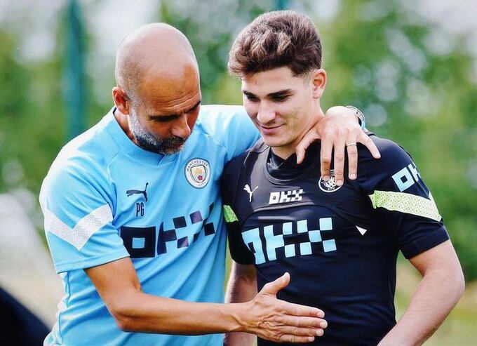 Pep Guardiola y Julián Álvarez en un entrenamiento de Manchester City en Estados Unidos. (Prensa Manchester City)