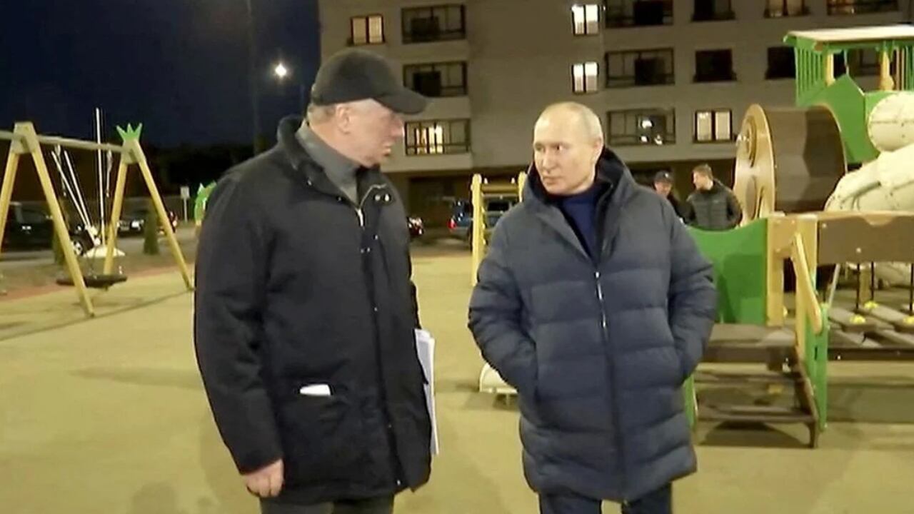 El mandatario ruso, Vladimir Putin, habló con residentes de Mariúpol. Las imágenes fueron compartidas por la televisión rusa. Foto: Captura Video.