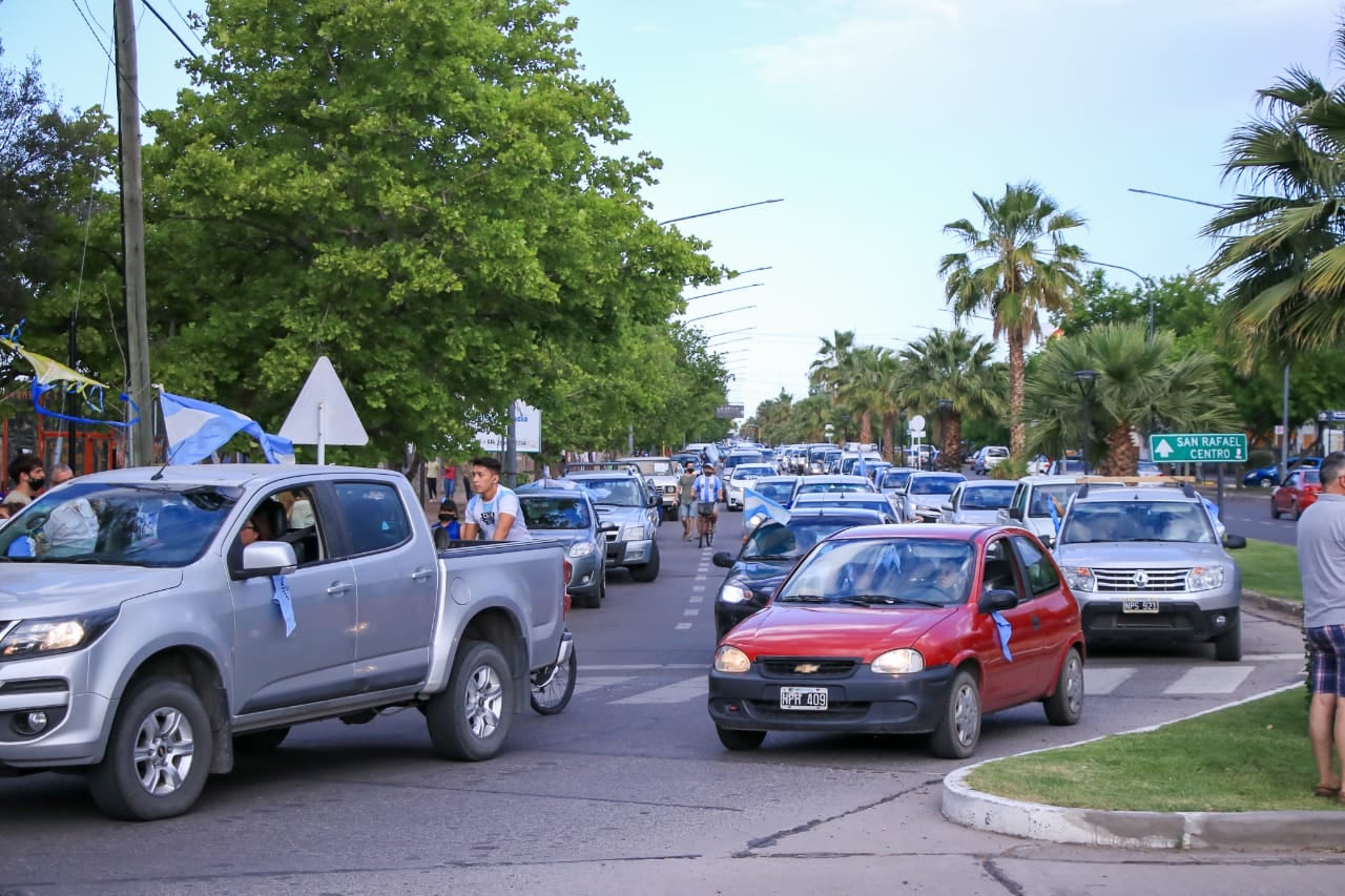 Una multitud se sumó a la caravana celeste en San Rafael para rechazar el proyecto de ley de legalización del aborto. 