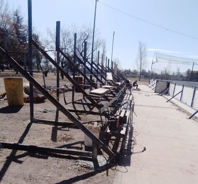 Agrupaciones de hinchas trabajan para terminar con la pista de Deportes sobre ruedas en la Ciudad Deportiva.