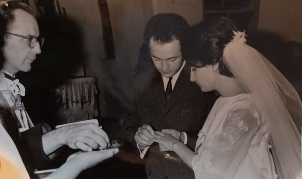 Alberto colocando el anillo de bodas a Amanda. Año 1967.