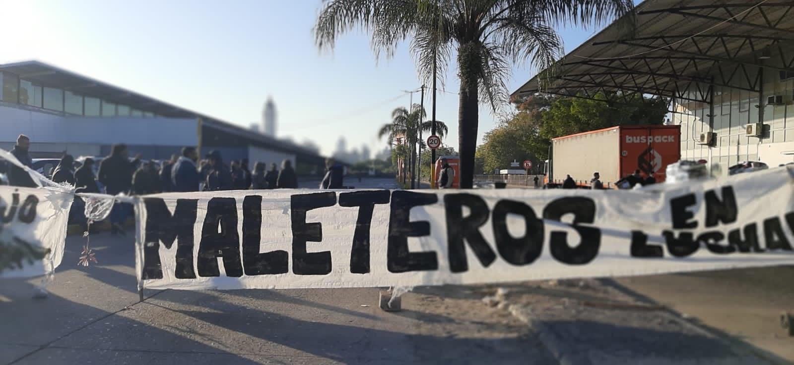 El paro de maleteros en Rosario es por tiempo indeterminado.