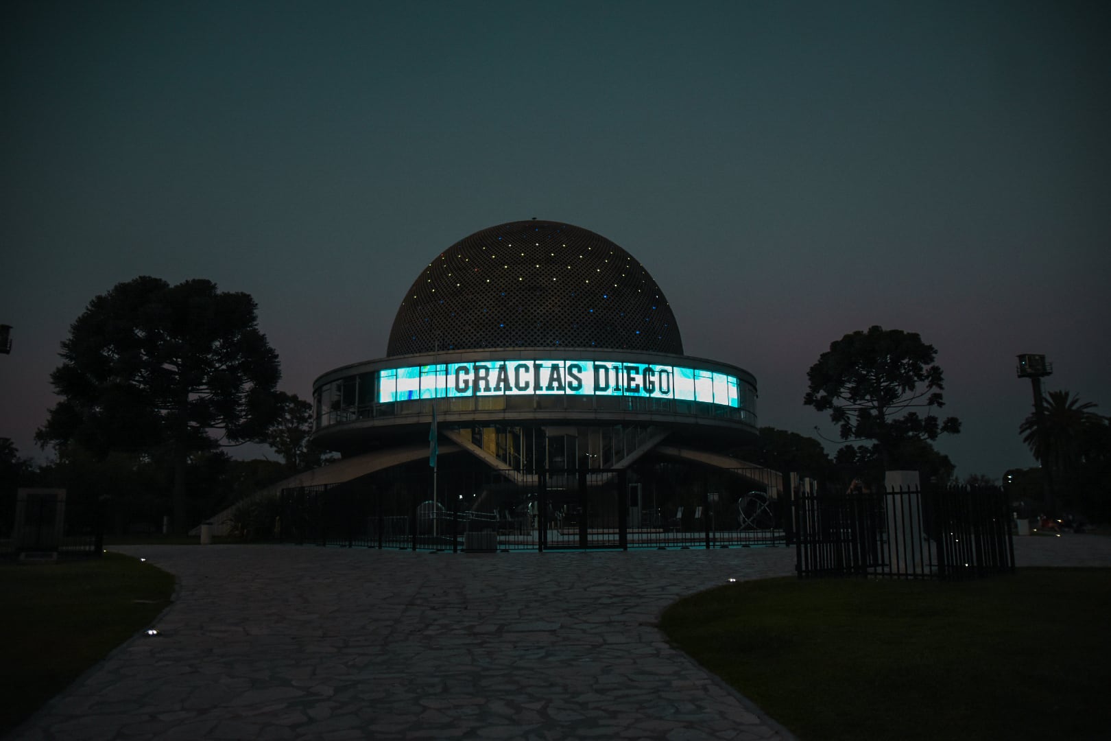 Monumento iluminado con Maradona