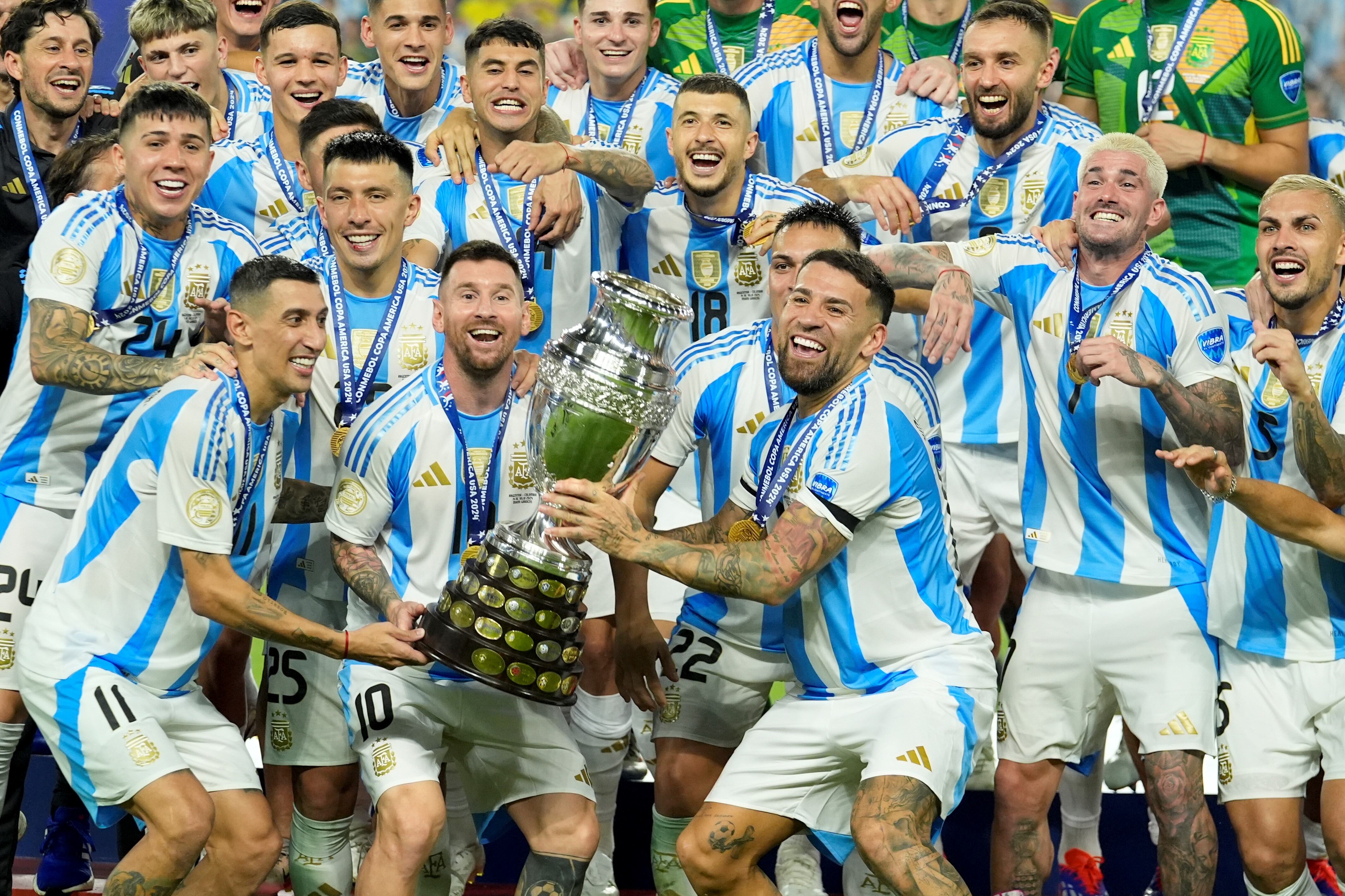 Grandes y chicos en la foto del campeón de América. (AP)