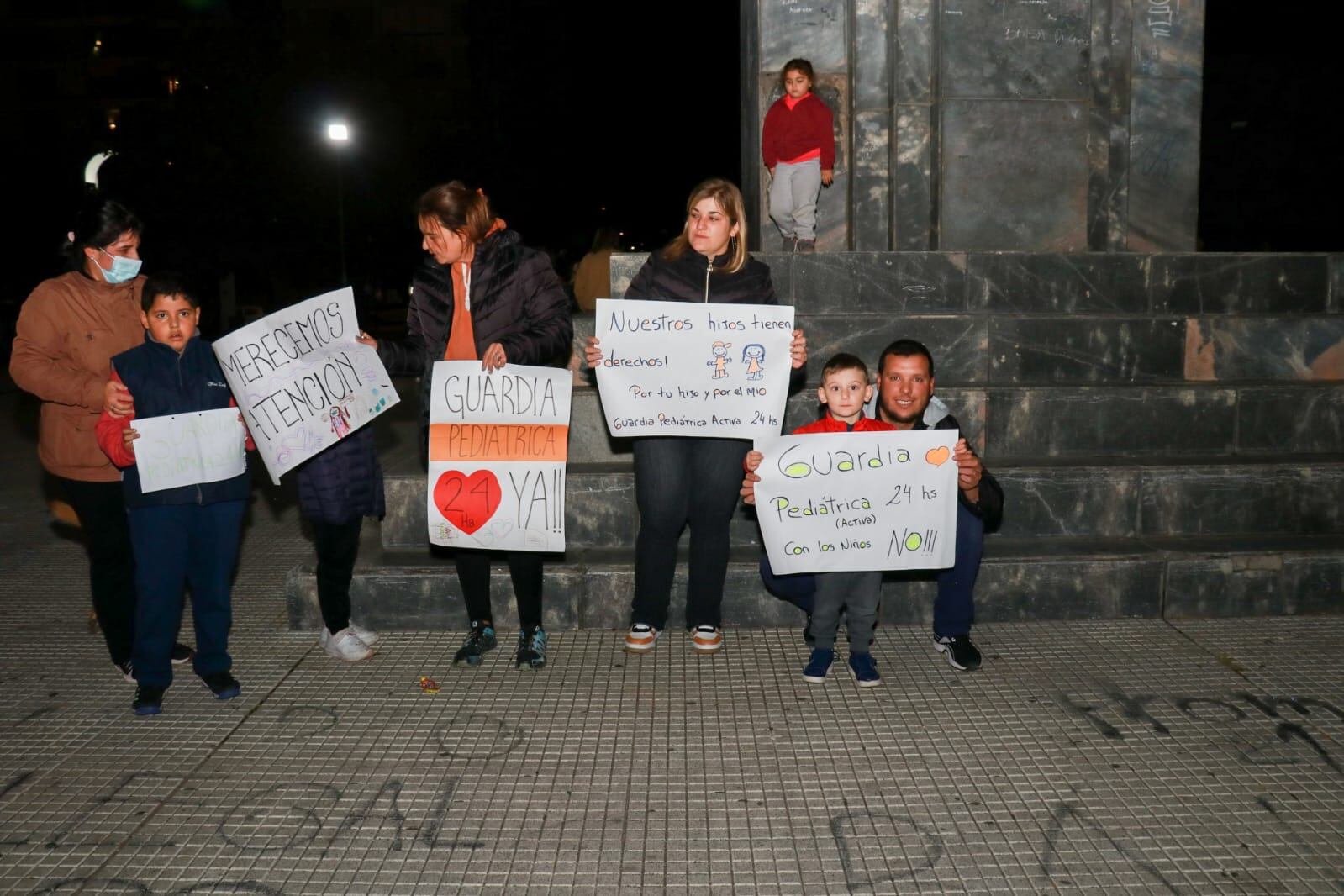 1 de abril: Marcharon para reclamar por la atención pediátrica en Tres Arroyos