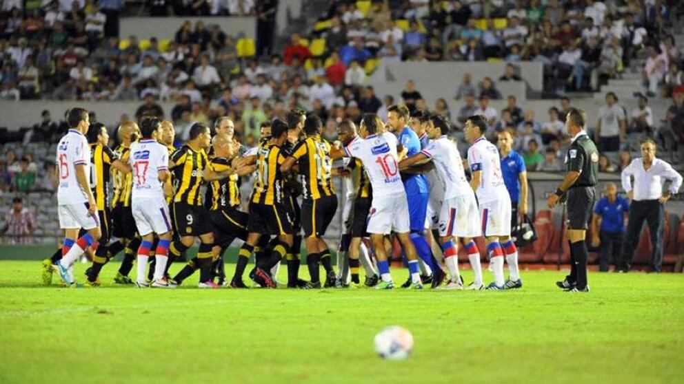 En el clásico uruguayo abunda el juego duro