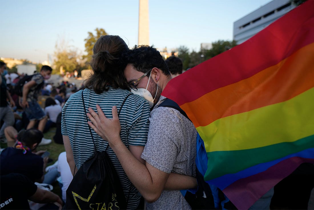 La Ley de Matrimonio Igualitario le permite a las parejas del mismo sexo tener los derechos civiles tal cual los tienen las parejas heterosexuales. 