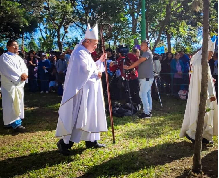 El obispo de Jujuy, monseñor César Daniel Fernández, en su ingreso al Santuario de Río Blanco encabezando la procesión con motivo de los 90 años de la Diócesis.