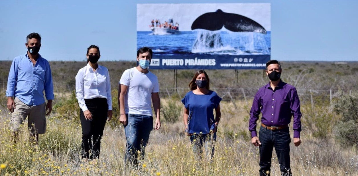 La inauguración de un cartel en Puerto Pirámides fue criticado por los vecinos del lugar.