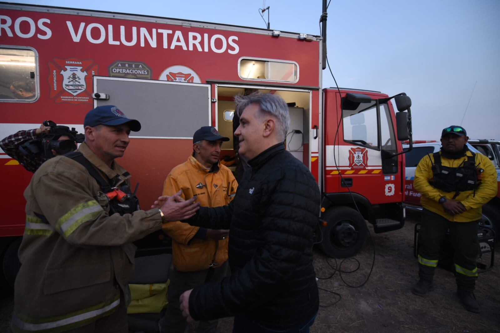 el Gobernador Martín Llaryora en los incendios. Entrada a Capilla del Monte donde se encuentra la base de operaciones de los bomberos que actúan en la zona (La Voz)