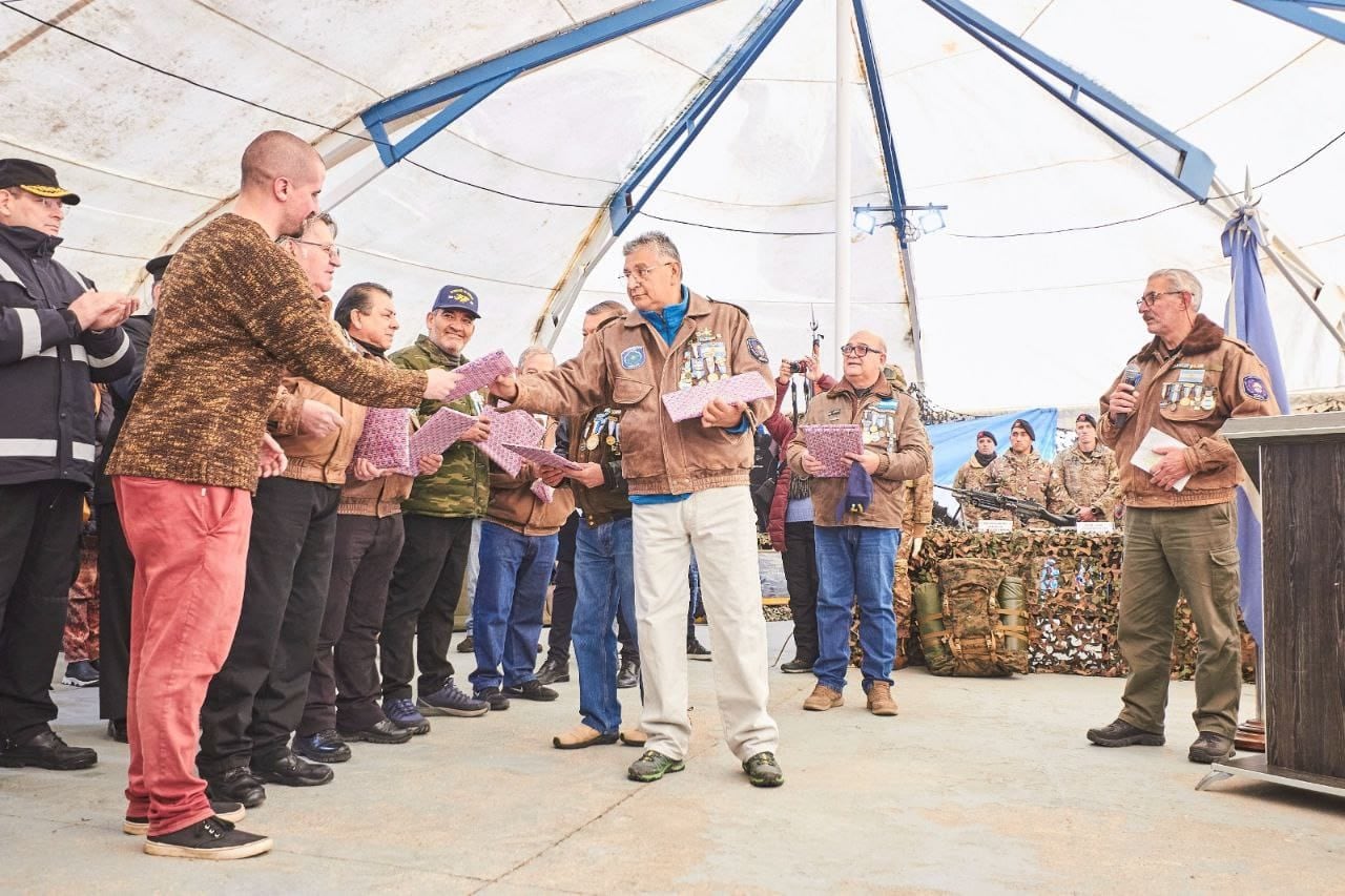 Tradicional carpa en la Plaza Islas Malvinas