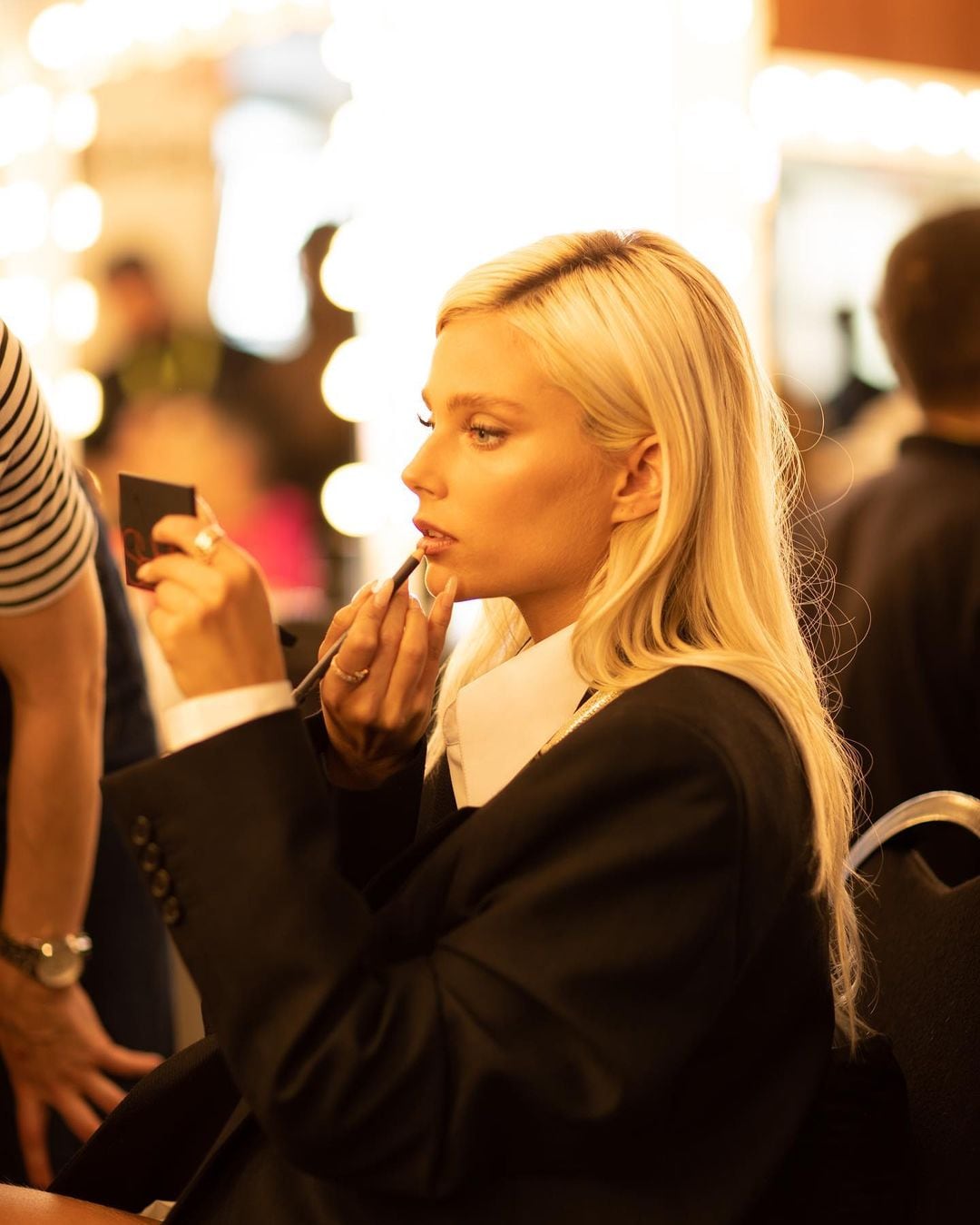 Valentina Zenere retocándose el maquillaje en el Festival de Málaga.