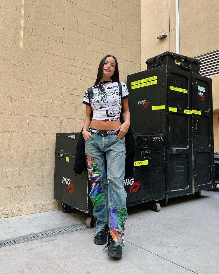 Emilia Mernes posó con un pantalón recto oversizes y su top estilo manga.