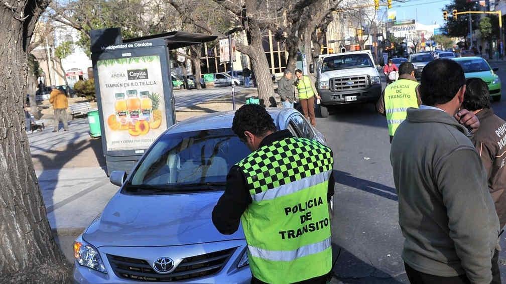 Controles. La Municipalidad de Córdoba controlará desde mañana el cumplimiento de la ITV (Sergio Cejas/Archivo). 