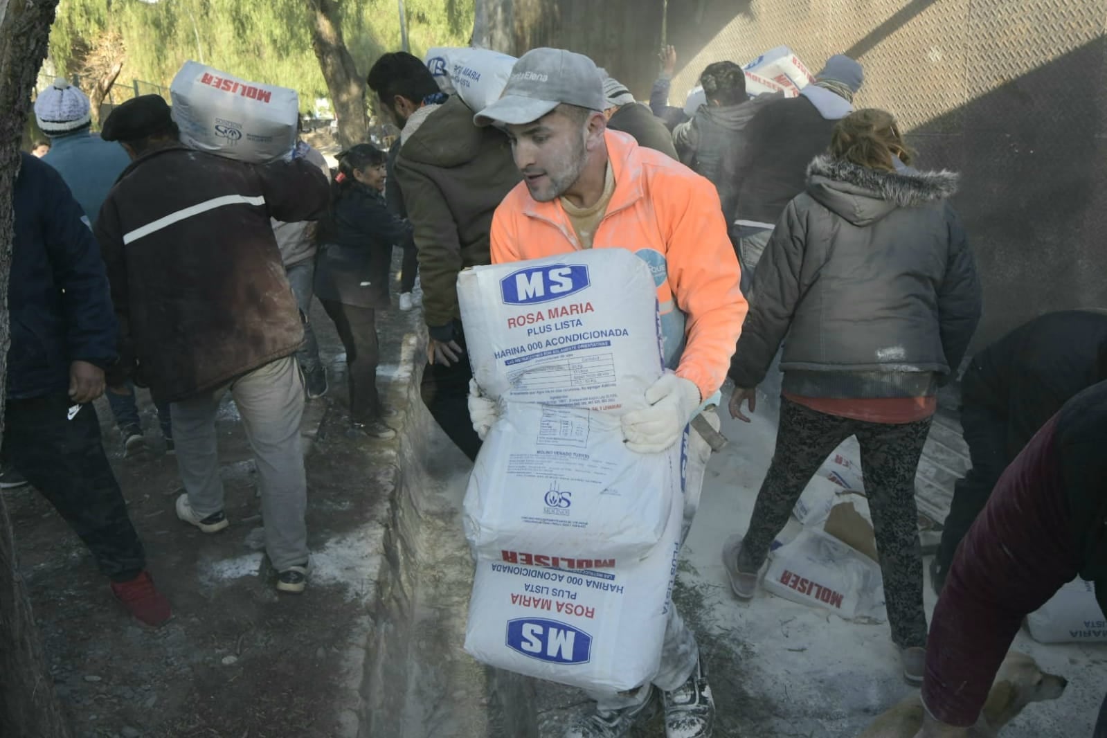 Volcó un camión con 800 bolsas de harina en el Parque y la gente se llevó todo (Orlando Pelichotti / Los Andes)