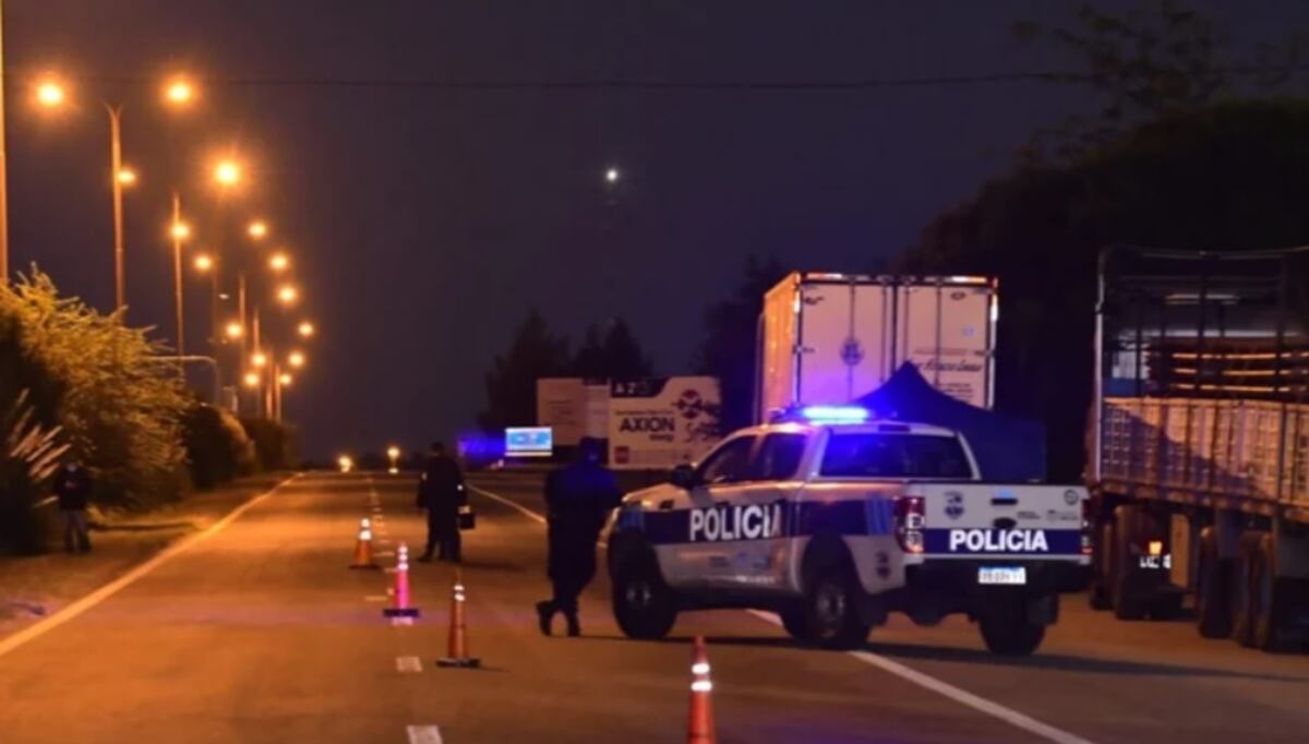 Hallaron un hombre muerto y a un joven herido en la Autopista de las Serranías