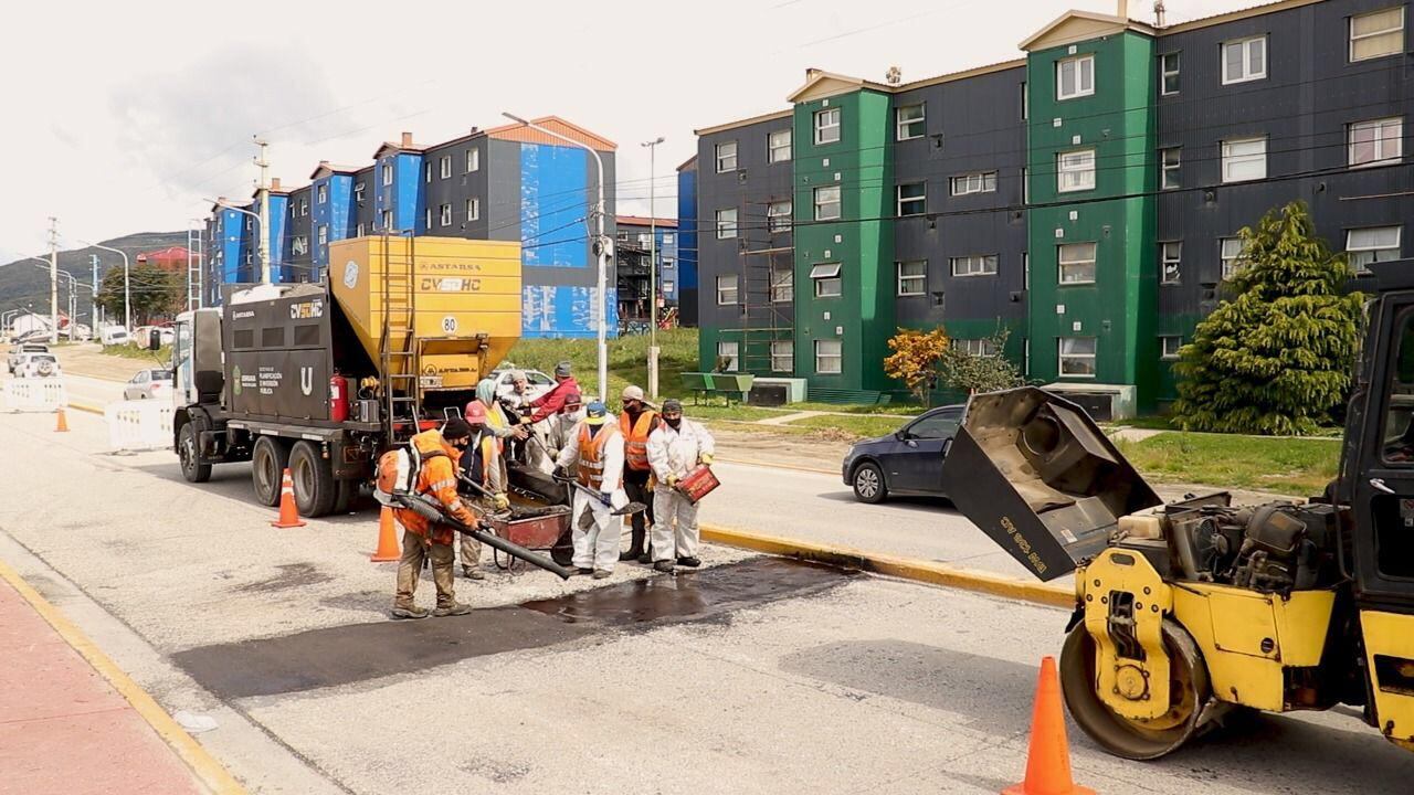 Mantenimiento de las calles de la ciudad de Ushuaia por cuadrilla Municipal.