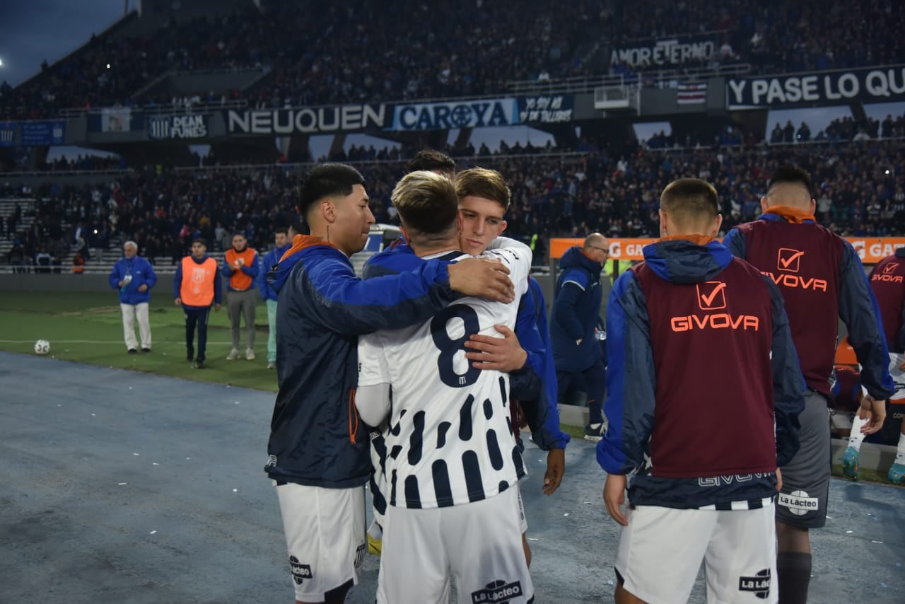 La despedida de Julio Buffarini de Talleres. Sus compañeros e hinchas homenajearon al volante, que deja al Matador. (Facundo Luque / La Voz)