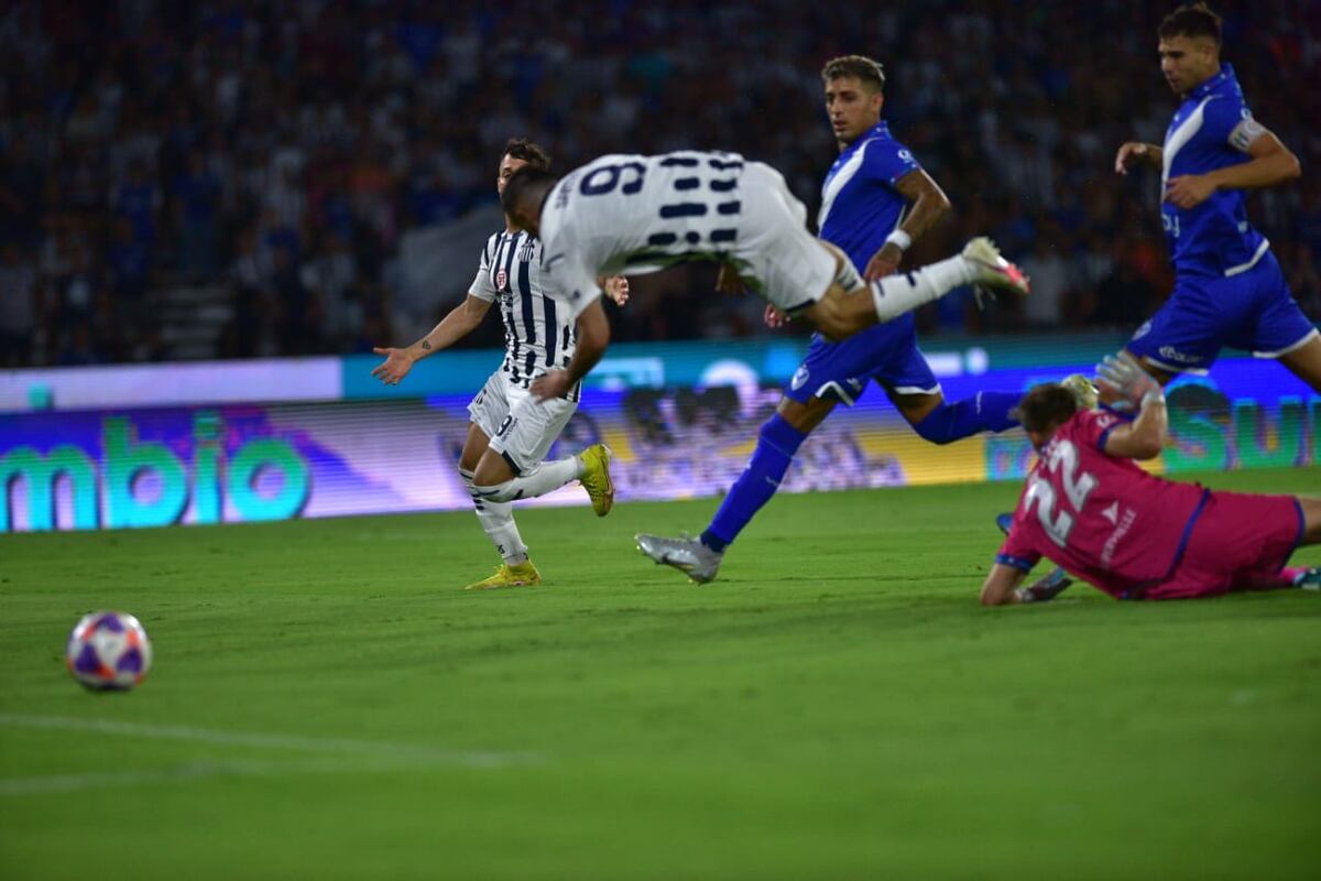 Video: Talleres zafó de un penal en contra pero quedó con uno menos y pierde 2-0 ante Vélez