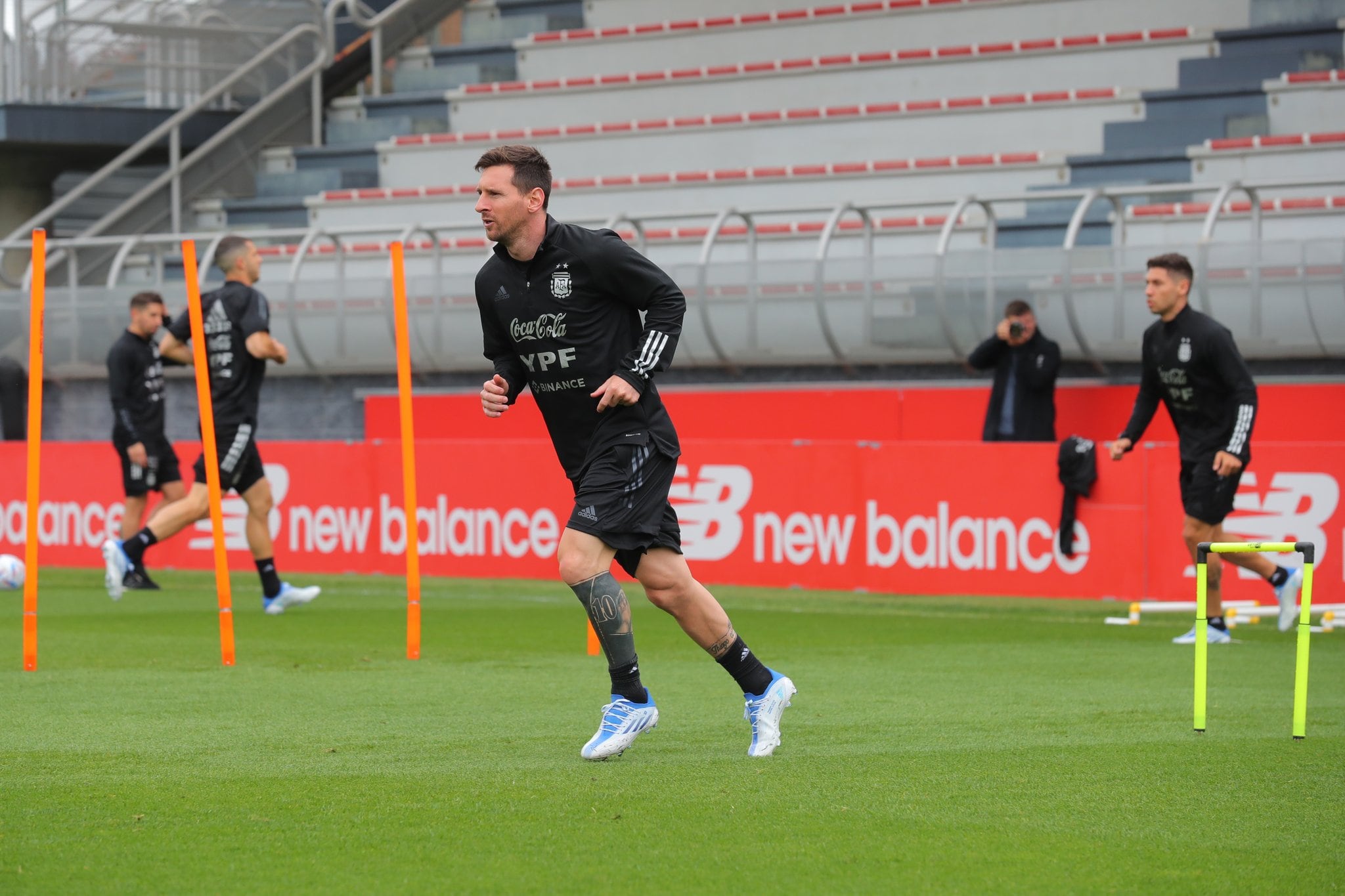 Lionel Messi se entrena de cara al partido frente a Italia.